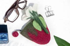 森林植物紅色綠色羊毛氈手機袋 羊毛氈收納袋 零錢包 悠遊卡套 羊毛氈錢包聖誕禮物情人節禮物交換禮物 草莓花 omhandmade 化妝包 雜物包