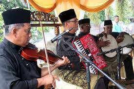 Alat musik gesek adalah alat musik yang cara memainkannya dengan cara digesek pada dawainya menggunakan busur, berikut penjelasan dan apakah anda tahu bahwa alat musik dibagi menjadi beberapa jenis dibedakan berdasarkan cara memainkannya yaitu alat musik gesek, alat musik petik. Bernama Sukar Cari Pelapis Dondang Sayang