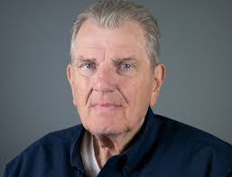 Robert Esler's Instagram, Twitter & Facebook