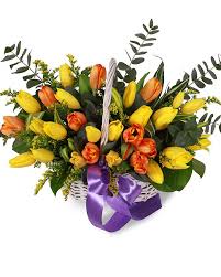 Cos De Flori Cu Lalele In 2020 Floral Wreath Floral Wreaths