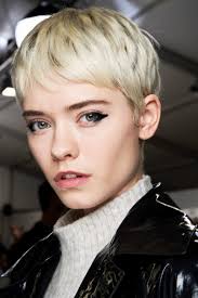 Die magnolia hairbst videoreihe läuft in vollen zügen und gerade wenn man lange haare hat, können windige herbsttage eine herausforderung sein. Business Frisuren Die 10 Schonsten Hairstyles Fur Die Ruckkehr Ins Buro Vogue Germany