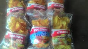 Keripik singkong mengandung energi sebesar 478 kilokalori, protein 0,9 gram, karbohidrat 72 gram, lemak 20,7 gram, kalsium 189 miligram, fosfor 101 miligram, dan zat besi 1,9 miligram. Jual Keripik Singkong Kemasan 100gr Di Lapak Indra Sutarman Bukalapak