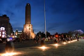 La bandera argentina se puede ver en escuelas, plazas, edificios públicos, actos, canchas, desfiles, trenes, aviones y barcos. Noticias Mr El Entorno Del Monumento A La Bandera Tiene Nueva Ornamentacion