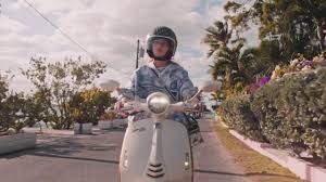 Dior schliesst sich mit vespa zusammen, um einen exklusiven roller und eine reihe exklusiver accessoires zu kreieren, die den esprit und lebenskunst der beiden . Official Video Vespa 946 Christian Dior Youtube