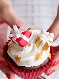 Débuter avec la pâte à sucre, couleurs, accessoires, préparer son gâteau, idées recettes. Le Modelage Des Cadeaux De Noel By Feerie Cake