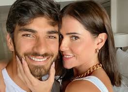 At 10 years, staged her first spectacle, brincando de era uma vez; Quando Engravidei Transava Dez Vezes Ao Dia Diz Deborah Secco Quem Quem News