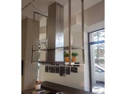 Diventata obbligatoria, per essere a norma deve avere la stessa larghezza, o più grande, del piano cottura, le dimensioni consigliate variano tra i 60 e i. Cappa