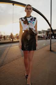 Altura de la modelo entre 175 y 178 cm. Como Combinar Una Falda De Cuero