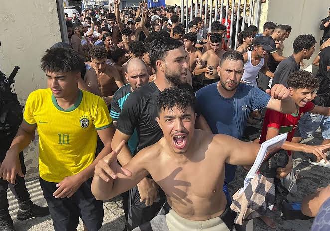 El Gobierno moviliza al Ejército ante la entrada de 20.000 migrantes en Ceuta | El Correo