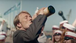 Filmen har et stjernelag av danske skuespillere ledet an av mads mikkelsen. Et Glass Til Pa Gladfylla Med Mads Mikkelsen Cinema