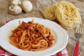 In questa vivanda, infatti, si possono assaporare intensamente gli aromi del bosco e dell'autunno ed è assolutamente una delle ricette ideali da realizzare in questo periodo dell'anno in cui l'atmosfera autunnale ormai bussa alla porta. Strangozzi Al Sugo Di Salsiccia E Funghi 2 Amiche In Cucina