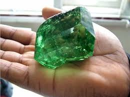 Savorite The Largest Gem Quality Tsavorite In The World Was Discovered Near Arusha Tanzani And Weighed In At 325 13ct Stones And Crystals Crystals Gemstones