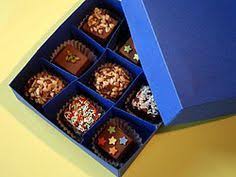 Diy Pralinenschachtel Aus Tonkarton Pralinen Verpackung Basteln Pralinenschachtel Basteln Pralinenschachtel