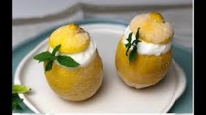 Preparato senza gelatiera, il gelato al limone, rinfrescante e gustoso, è ideale per concedersi un momento di relax per ristorarsi dalla calura estiva. Gelato Al Limone La Ricetta Perfetta Per Farlo In Casa Youtube