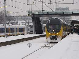 Het treinverkeer is dinsdagochtend probleemloos op gang gekomen ondanks de hevige sneeuwval van maandagavond raakte een zevental treinen geblokkeerd in stations door de sneeuw, vooral in. Tijdlijn Verstoringen In De Sneeuw