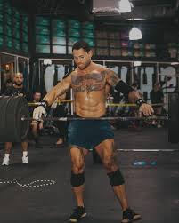 Making sure the barbell gets a proper treatment ❤️ 🏋️‍♀️ @jm2__productions