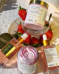 COMBO SOFT SERVE LUXURY 🍓🌺✨ EDICIÓN LIMITADA 🎉 Contiene ( mililitros)  Aceite after shave soft serve 90 ML splash soft serve 100 ML crema  hidratante soft serve 180 ML mantequilla depilatoria 60