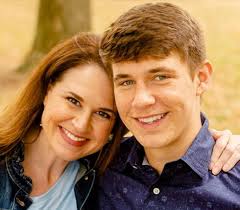 Three Navigo experts, moms of high school seniors share advice