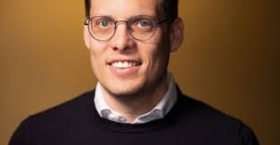 Erfahrene Expertinnen und Experten unterrichten an der Höheren Fachschule  für Tourismus Thun