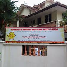 From sharing a snack of fresh vegetables with a venerable tortoise to frolicking with colorful birds in the aviary, this was the children's' first ever interaction. Rumah Anak Yatim Shah Alam Seksyen 24 Umpama Q