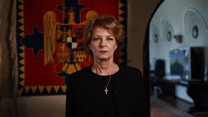 Majestatea sa margareta, custodele coroanei române, şi asr principele radu au primit, sâmbătă seară, titlurile de cetăţeni de onoare ai municipiului iaşi, în cadrul unui eveniment desfăşurat la primărie, în prezenţa a peste 150 de. Principesa Margareta Devine ReginÄ Èi Va Putea Decide Cu Privire La Avere Ce Titlu Va Avea Radu Duda Stirileprotv Ro