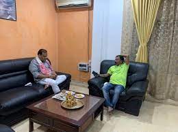 A video of the evm being transported in a white jeep was tweeted by journalist atanu bhuyan and it went viral on twitter last night. Atanu Bhuyan On Twitter Glad To Host Chief Minister Himantabiswa After A Long Time At My Home This Is The Second Time We Met In Person In The Last 5 Years Grounded In Casual Talk Https T Co G8ux4behqg