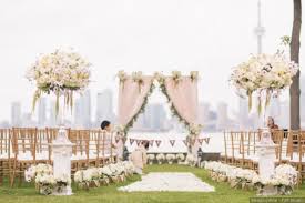 Bagi kamu yang menggelar resepsi di gedung atau ballroom. Dekorasi Pernikahan Sederhana Yang Bisa Kamu Lakukan Sendiri Wedding Market