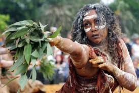 Aborigin australia atau aborigin, istilah politis untuk orang yang nenek moyangnya adalah penduduk pribumi benua australia sebelum penjajahan inggris. Sejarah Suku Aborigin Wawasan Sejarah