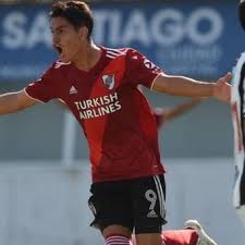 Un simpatizante de river plate hace gestos a la policía antidisturbios en las inmediaciones del el entrenador marcelo gallardo de river plate luego de la suspensión del partido de la final de la copa. Gabk6m1f Ikom