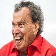 The news about his death was announced by a statement issued by his family, provoking the reaction of several celebrities who lived with the icon of theater and cinema. Alfonso Zayas Oficial Home Facebook