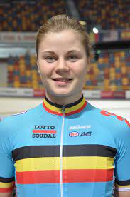 De vierde week van de container cup begon maandagavond met de beste prestatie ooit bij de vrouwen en de slechtste prestatie ooit bij de mannen. Lotte Kopecky Wikipedia