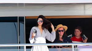 The one direction singer was spotted hanging out with his rumored ladylove kendall jenner, along with khloe kardashian and kris jenner at the eagles concert friday night at the forum, where the duo showed. Harry Styles And Kendall Jenner Spend New Year S On Yacht With Ellen Degeneres Vanity Fair