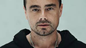 In 2007 richtte haar echtgenoot dinand woesthoff een stichting op, de guusje nederhorst foundation, die een blijvende herinnering moet zijn aan de geestelijke moeder van woezel en pip. Geen Tranen Maar Taart Voor Dinand Woesthoff Op Guusjes Verjaardag Linda Nl