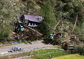 Gempa bumi biasa disebabkan oleh pergerakan kerak bumi (lempeng bumi). Gempa Bumi Dan Tanah Longsor Guncang Jepang