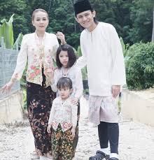 Stacy mengakui sudah memeluk agama islam dan namanya ialah ummu shaikah stacy binti anam. Memang Copy Paste Muka Eshaal Syantikkk Sangat Berita Kopak Media