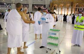 عربات توزع ماء زمزم للطائفين حول الكعبة لماذا صحيفة الوطن