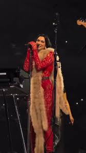 Dua Lipa sorprende en su concierto en Madrid al interpretar “Héroe” de Enrique Iglesias en español, conquistando a 15,000 asistentes en el arranque de su gira “Radical Optimism”. , Video ...