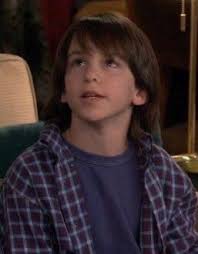 Fato curioso: Zachary Gordon interpreta tanto o filho da prima de Ted, Stacy,  em "Como Lily Roubou o Natal" (S2E11) quanto o filho falso de Barney, Tyler  (nome verdadeiro Grant), em "Os