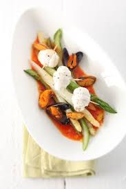 Serviervorschlag Fur Seezungenrollchen Mit Spargel Und Muscheln Im Paprika Safran Sud Johannlafer Rezept Vorspeise Ko Meeresfruchte Rezepte Spargel Rezepte