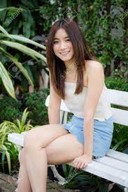 タイ中国アダルト美少女の肖像画は、リラックスし、笑顔の写真素材・画像素材 Image 75285412