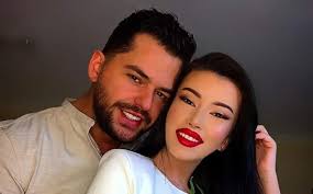 Eriana tregon gjoksin me të zeza