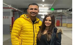 تداول رواد التواصل الاجتماعي صورة لمنة وعلي وهما سوياً يلهوان على. Ø¨ØµÙˆØ±Ø© Ù…Ù† Ø£Ù…Ø§Ù… Ù…Ø³Ø¬Ø¯ Ù…Ù†Ø© Ø¹Ø±ÙØ© ØªØ«ÙŠØ± Ø§Ù„Ø¬Ø¯Ù„ Ù…Ø¹ Ø¹Ù„ÙŠ ØºØ²Ù„Ø§Ù† Ø§Ù„Ù…Ø¯ÙŠÙ†Ø© Ù†ÙŠÙˆØ²