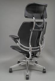 Designer niels diffrient aimed to design an office chair that automatically adapts to the user, allowing them to move freely from posture to posture. Humanscale Freedom Headrest Test Des Designer Burostuhls Gaming Check