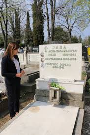 «βόμβα» για το θάνατο του ηθοποιού νίκου σεργιανόπουλου 11 χρόνια μετά (pics). H 3exwristh Episkepsh Ths Mpaziana Ston Tafo Toy Ale3h Zormpa Politikh Eidhseis