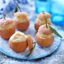 Sur un plan de travail, couper et jeter les extrémités des clémentines. Recettes De Noel A La Clementine Marie Claire