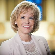 Donna Moll's Instagram, Twitter & Facebook