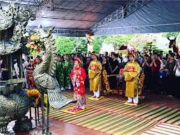 Sang năm, anh sẽ xây đền thờ mẫu ngay cạnh đền thờ tổ nghề sân khấu này. Ngoai Ä'á»n Thá» Tá»• 100 Tá»‰ Cá»§a Hoai Linh Sao Viá»‡t Con Cung Tá»• á»Ÿ Ä'au