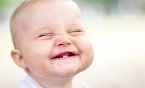 صورة طفل يضحك