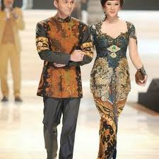 Style baju kebaya batik couple sangat modis dan kekinian. 7 Style Baju Couple Kondangan Yang Serasi Dan Wajib