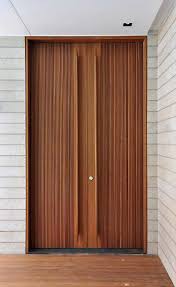 Porte D Entree Moderne Pour Habiller La Grande Hauteur Sous Plafond Entree Moderne Design De Porte Moderne Porte Entree Bois